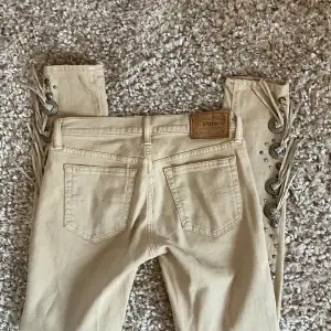 Supersnygga jeans från 2000 talet med fransar och detaljer på sidorna, low waist och sköna💘🥰 ❤️Pris kan diskuteras❤️ Kan mötas vid östermalmstorg eller Någonstans i närheten av lidingö