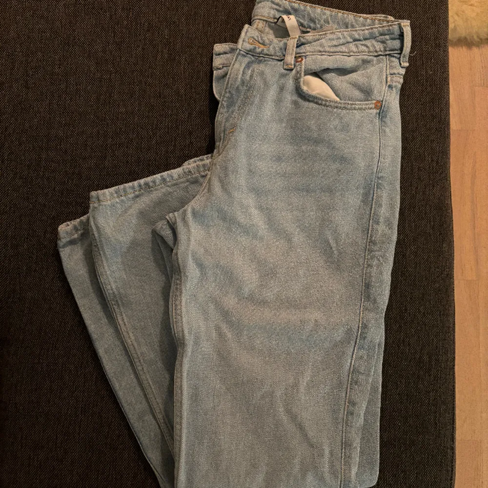 Supersnygga jeans som säljes då de tyvärr inte kommer tills användning längre. Medelhög midja!. Jeans & Byxor.
