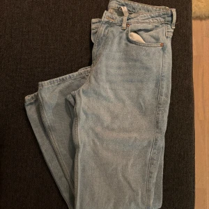 Weekday jeans  - Supersnygga jeans som säljes då de tyvärr inte kommer tills användning längre. Medelhög midja!