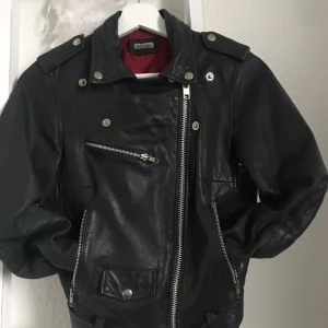 Skinnjacka Rockandblue  - I mycket bra skick!  Super snygg och sitter som en smäck på både XS och liten S.  Äkta Rock&Blue nypris 3699kr 🌸 Kan skickas! 