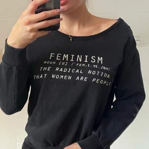Svart tröja med feminist tryck. Köpt på second hand.