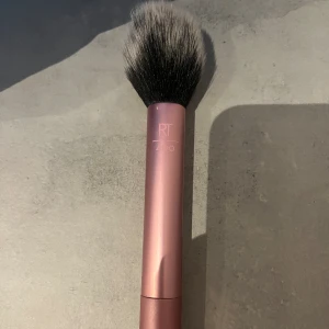 puder borste  - säljer denna helt oanvända puder borste från real techniques 💖