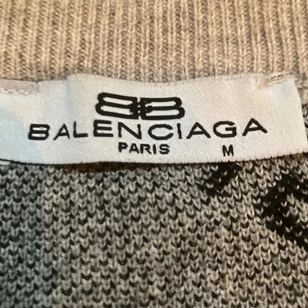 Säljer min autentiska tröja från Balenciaga | Väldigt bra skick, inga defekter | Vid intresse är det bara att skriva!. Tröjor & Koftor.