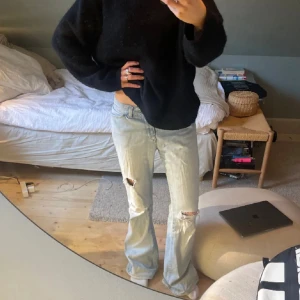 Lågmidjade jeasn - Super snygga ljusa jeans som har en lite defekt på drag kjedjan men de finns ett gem där så de syns typ inte och går lätt att fixa men annars är de k fint skick. Midjemåttet är 70cm och jag är 1,67