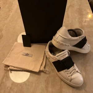 Valentino open skor  - Säljer nu mina as feta och trendiga valentinos i skicket 8/10 använd lite då och då men Inge stora defekter. Nypris runt 7k mitt pris 2399kr. Hör av dig vid funderingar och pris kan alltid diskuteras vid snabb affär mvh Malte.resell🍾🥂