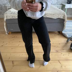 Säljer dessa jeans för att dom inte kommer till användning längre Slits nertill och lång i benen på mig som är 169  Använd ett fåtal gånger