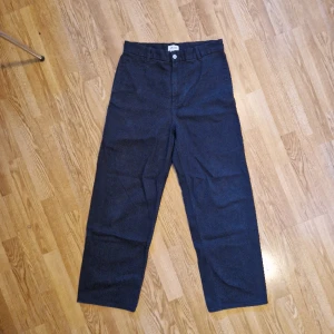 Weekday byxor - Svarta wide fit weekday byxor  Det är bara att fråga om man vill ha fler bilder eller mått! Eller några andra frågor!  Inget pris är fast så skicka ett offer om du vill.