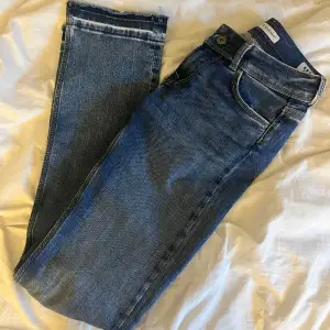 Säljer dessa pepe jeans så de blivit för korta 🫶  OBS de är upp sprätta ner till men märks inte av, annars i ett väldigt bra skick ⭐️(kom privat för fler bilder) 