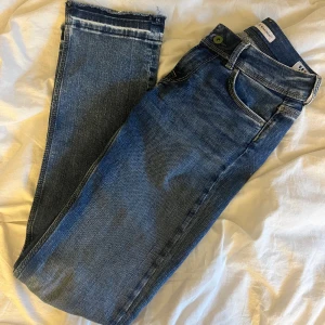 Pepe jeans  - Säljer dessa pepe jeans så de blivit för korta 🫶  OBS de är upp sprätta ner till men märks inte av, annars i ett väldigt bra skick ⭐️(kom privat för fler bilder) 