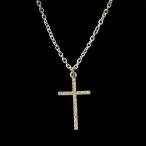 Silvrigt kors halsband med strass på korset
