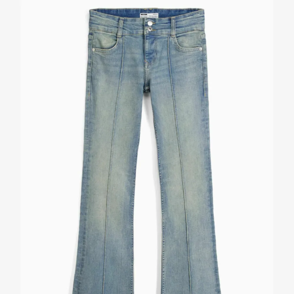 Säljer mina Super snygga jeans från Bershka då jag inte längre använder dom. För egna bilder kom privat 💕. Jeans & Byxor.
