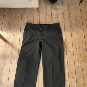 Samsoe samsoe byxor - Gråa snygga kostymbyxor från samsoe samsoe i storlek 52, utmärkt skick väldigt sparsamt använda, nypris 1300