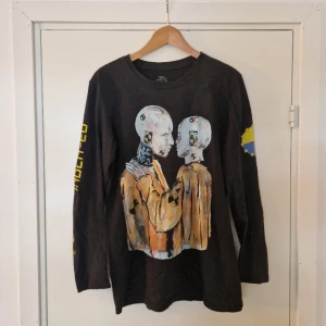 Asap rocky tour merch - Tour merch från konserten asap blev arresterad på lol.  Det är bara att fråga om man vill ha fler bilder eller mått! Eller några andra frågor!  Inget pris är fast så skicka ett offer om du vill.