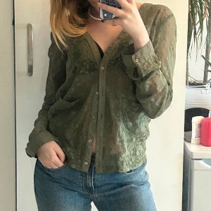 Spets topp  - Hej säljer denna supersöta spelstopp! Den är oversized och kan användas som både skjorta eller cardigan. Jag är normalt en XS/S men den är i storlek XL enligt prislappen men den passar som sagt allt mellan XS-XL beroende på passform 💚💚💚