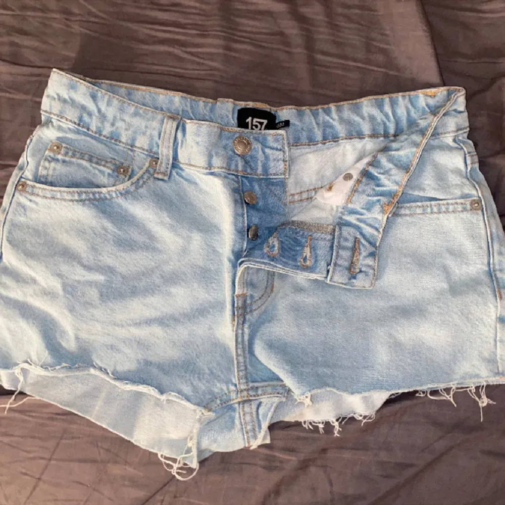 Ett par helt oanvända jeansshorts från lager 157, lånade bilder så skriv för egna💗💗. Shorts.