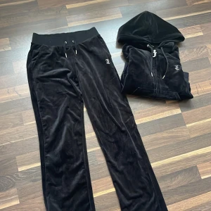 Juicy Couture Set - Fint skick! 💓 Använt få gånger. Köpt från Juciy Couture. Skriv för frågor! 💕