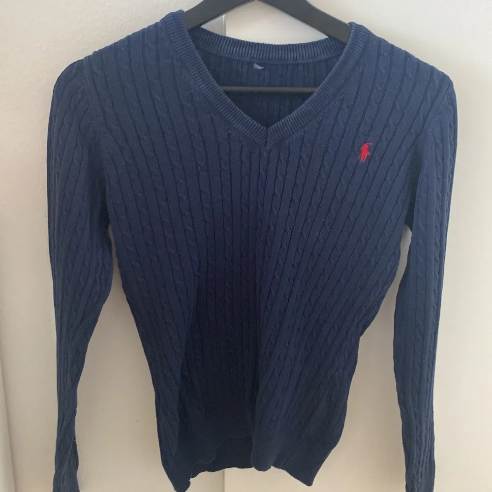 Säljer denna blåa polo tröjan, lappen finns tyvärr inte kvar så vet inte vad storleken är men skulle säga xs, köpte den begagnad men har själv aldrig använt den, mycket fint skick❤️❤️❤️. Tröjor & Koftor.