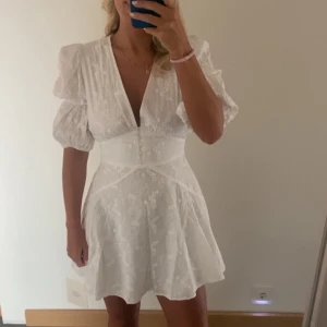 Adoore studentklänning - Studentklänningen från Adoore som är utsåld.  Den passar S och jag ska inte ha den eftersom jag beställde två stycken! Helt oanvänd! Bilden på mig i första och andra sliden är i storlek 38.  Jättefin modell och färg!💞💞💞💞 köpt för 1495kr