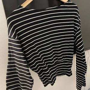 Randig tröja  - Super skön randig tröja från gina tricot, har dock tyvärr aldrig använts!🩷 