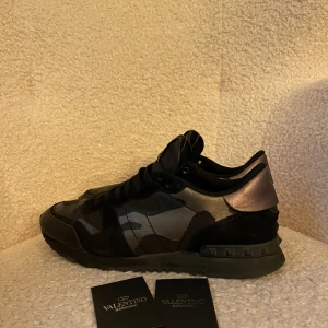 Valentino rockrunner - Valentino rockrunner size 42  Tar också byten  Skriv vid frågor