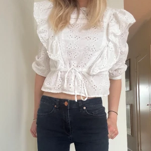 Broderad blus - Såååå söt broderad blus med knytning och volanger från Gina Tricot💕 sparsamt använd 