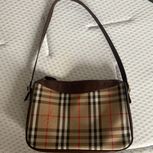 Vintage burberry handväska  - jättesnygg, äkta läder burberry handväska. Får plats med mycke och är jättefin. Äkta burberry men säljer för billigt för har tyvär tappat bort dustbagen för väskan. Kolla bio för mer info