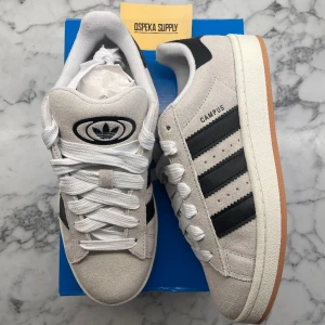 Adidas Campus 00s (W) ”Crystal White” - Helt nya och oanvända Adidas Campus 00s ”Crystal White” (W). Storlek: 40. Pris: 1499.   Skicka ett meddelande vid intresse och frågor. Svarar snabbt!  Mvh, Oscar 
