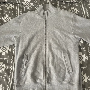 Polar zip tröja - En polar zip tröja i bra skick. 