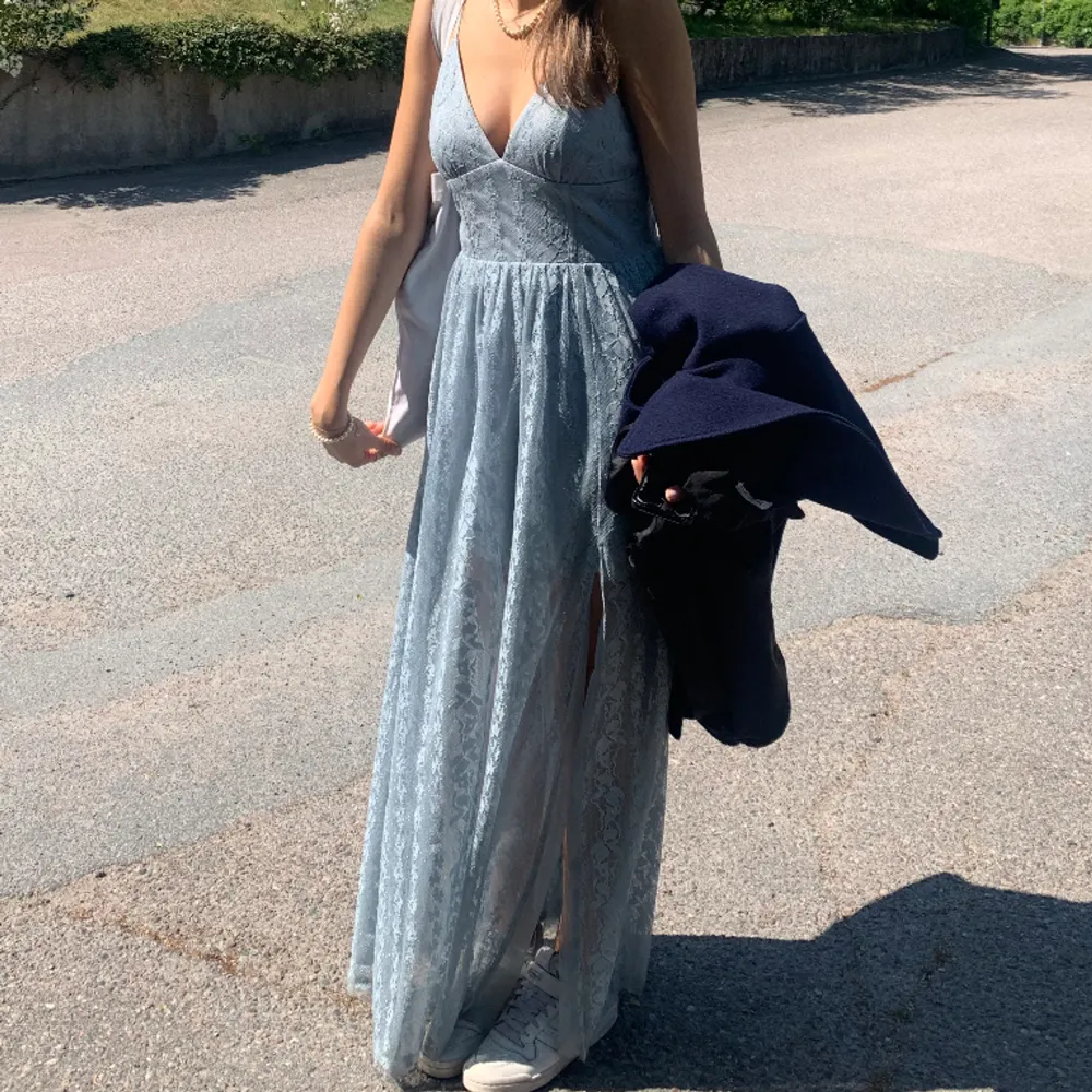 Säljer min kompis jättefina ljusblå balklänning! Den är i bra skick utan defekter❤️hon på bilden är 170 cm lång!. Klänningar.