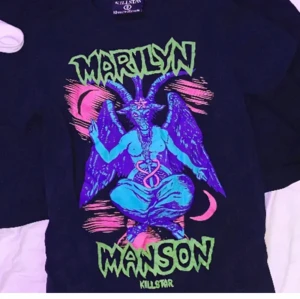 Marilyn Manson teöja - Denna produkt är reserverad - köp ej om du inte är den köparen jag kommunicerat med 🩷