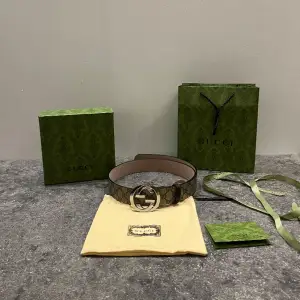 Hej, säljer en helt ny Gucci GG Supreme bälte. Låda, dustbag osv ingår. Övriga frågor så är de bara att skriva till oss här på plick eller så kan du kontakta oss på vår Instagram Repshop_Sweden 😃