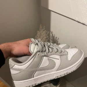 Nike dunks grå - Nike dunks grå  Storlek eu 42.5 us 9  skick 10/10, deadstock  Ingen heeldrag eller starloss 
