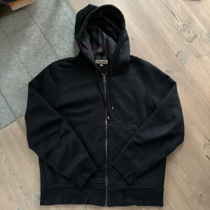 Burberry Hoodie! - En sjukt snygg Burberry Hoodie i storlek M! Den är i väldigt fint skick (9/10). Tveka inte att höra av dig vid minsta fundering!💫