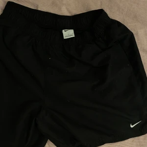 Träningsshorts från Nike! - Helt orörda, tunna träningsshorts ansedd för män men tycker de sitter väldigt fint på tjejer oxå!🤗