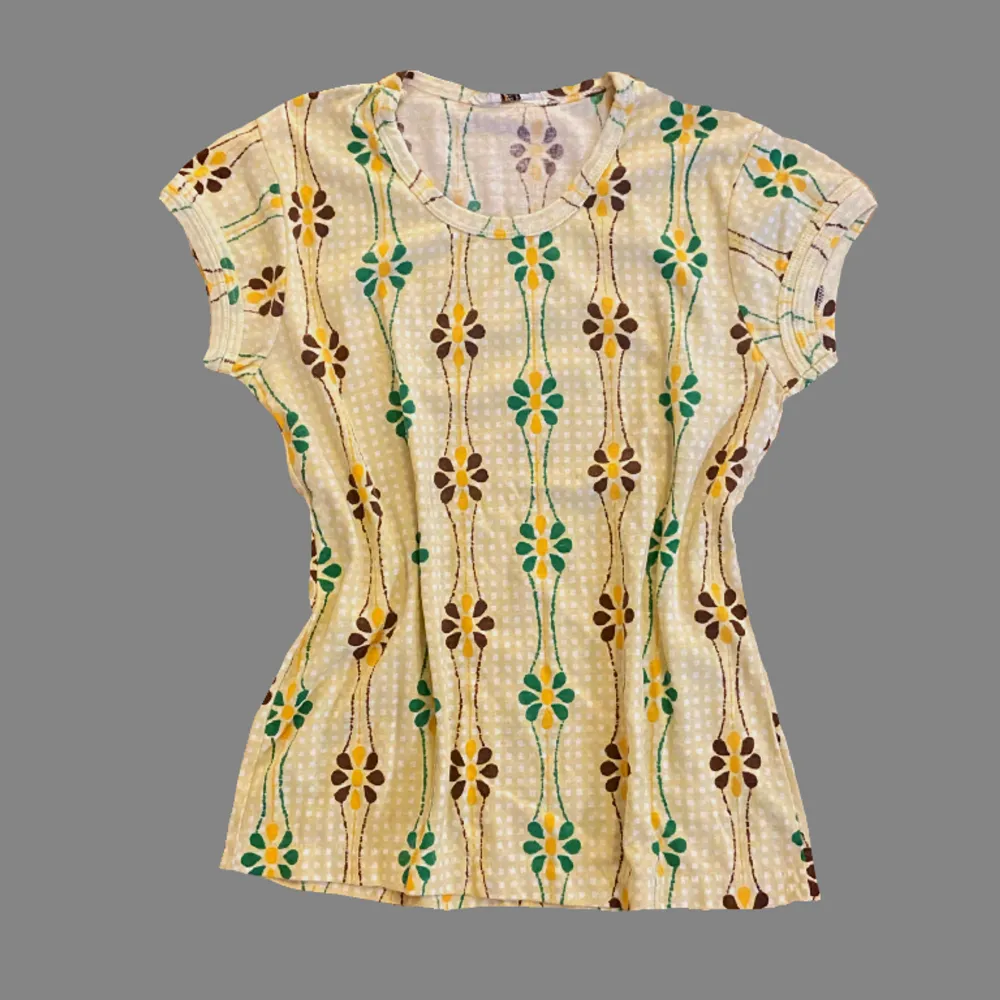 Gul tröja med gröna och bruna blommor, vintage 60s/70s märke house of jade 🫶🏻. T-shirts.