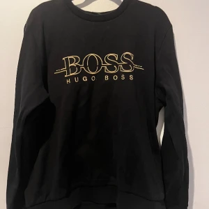 Hugo Boss sweatshirt - En snygg Hugo Boss sweatshirt i bra skick, det är storlek L men passar S/M  bäst och det är därför det står M. Tveka inte på att höra av dig vid frågor och pris kan diskuteras!