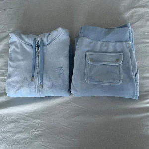 Juicy Couture Set - Storlek XS, sitter så snyggt, jag bär storlek S vid vanliga fall🤍Försiktigt användt vid ett tillfälle, skriv vid intresse eller för mer info/bildrer🤍