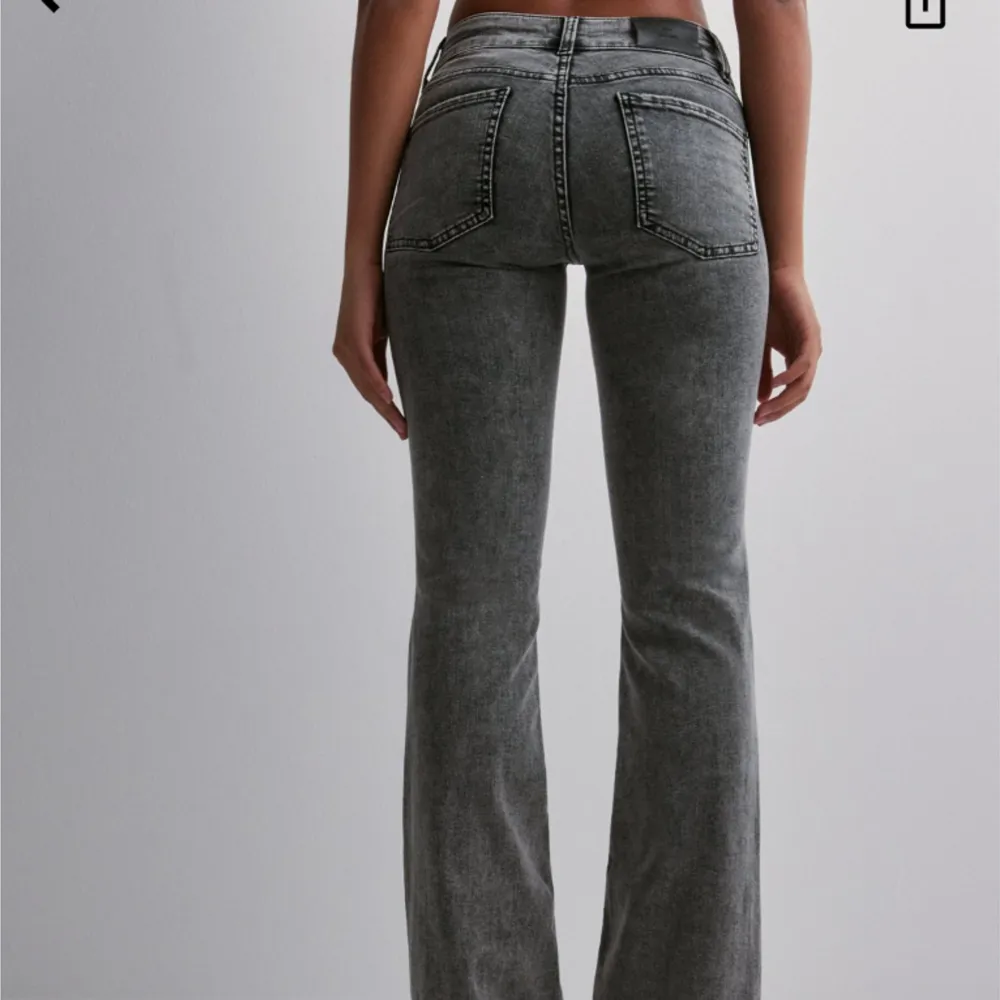 Jättesnygga jeans, med fickor framtill! Formar kroppen och sitter så fint, med stretchigt material!💞 Säljs då de inte kommer till använding! Nypris 699kr💞använd gärna köp nu och tveka inte med att höra av dig vid frågor!🥰. Jeans & Byxor.