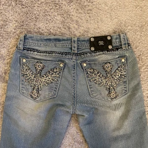 Miss me jeans🤩 - Midjemått: 41cm tvärs över Innerbenslängd: 78cm Inga slitningar eller skador🫶