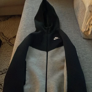 Nya Nike tech fleecen grå svart - 8/10 några små fläckar en nike tech flecce skriv ett bud om du vill så får vi se