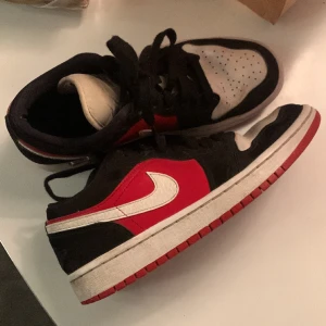 Air Jordan skor! - Säljer mina air Jordan skor eftersom de inte kommer till användning. Dem är i ett användt skick. Dem är i storlek 38,5 men dem är små i storleken så skulle säga runt 37,5 - 38❣️ Skriv vid frågor eller intresse ❣️