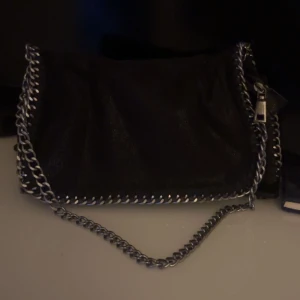 Väska  - Sjukt snygg väska, säljer då den ej kommer till användning