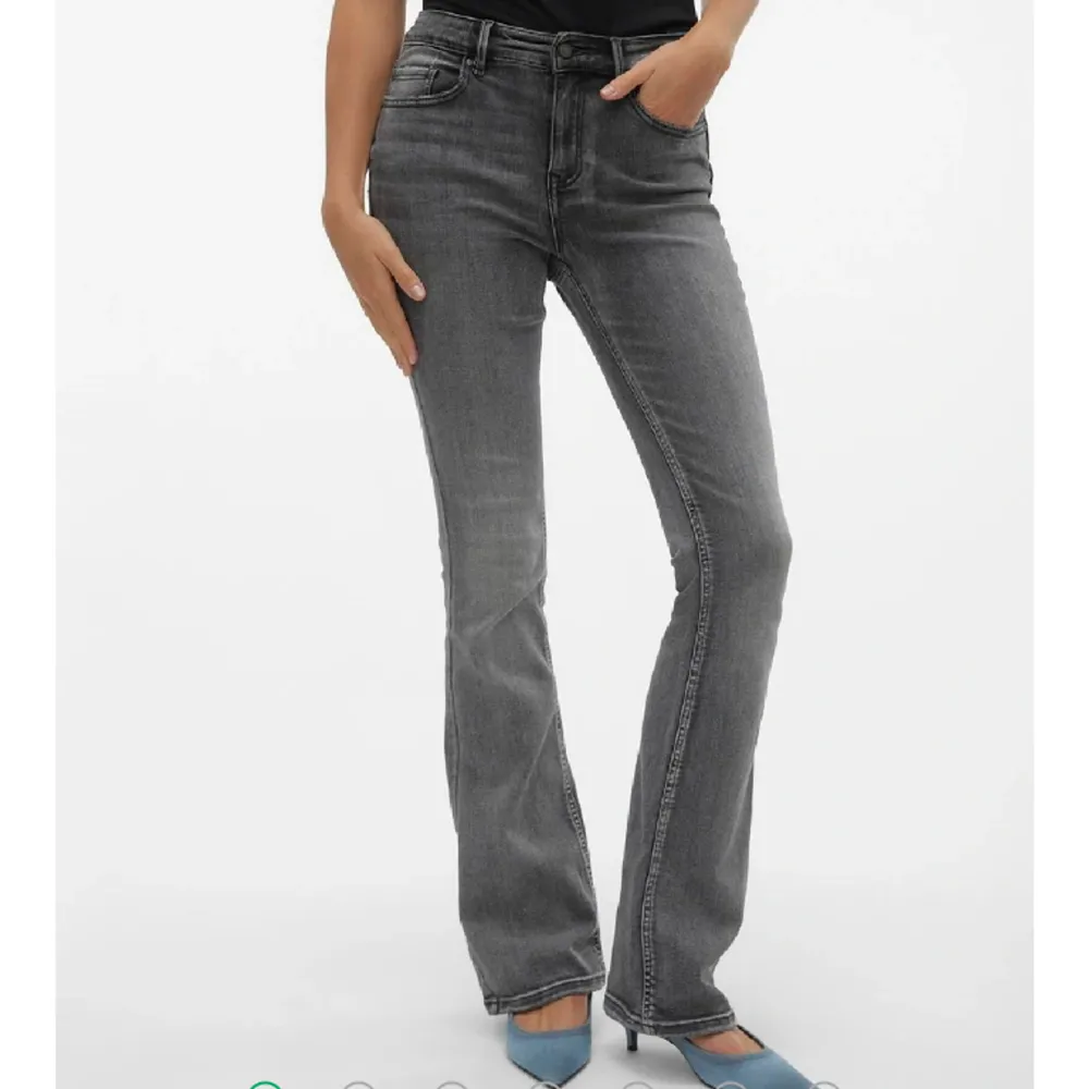 Säljer dessa snygga jeansen från Vera Moda använda fåtal gånger storlek M men passar mig som brukar ha s. Jeans & Byxor.
