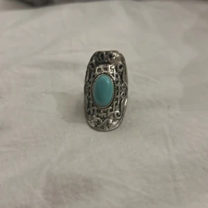 Ring - En jätte fint ring med en turkos Sten i mitten, stenen har små orangea ränder som kan se ut som smuts på bilden men ringen är gjord för att likna marmor.