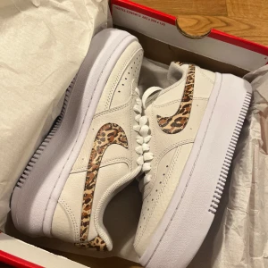 Nya nike skor - Helt nya mönstrade nike skor, strl 36  Säljer då jag inte hann skicka tillbaka dom Nypris ca 800-900kr.