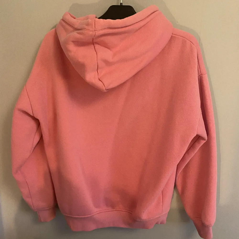 Rosa hoodie från bikbok i storlek xs. Nopprig💕. Hoodies.