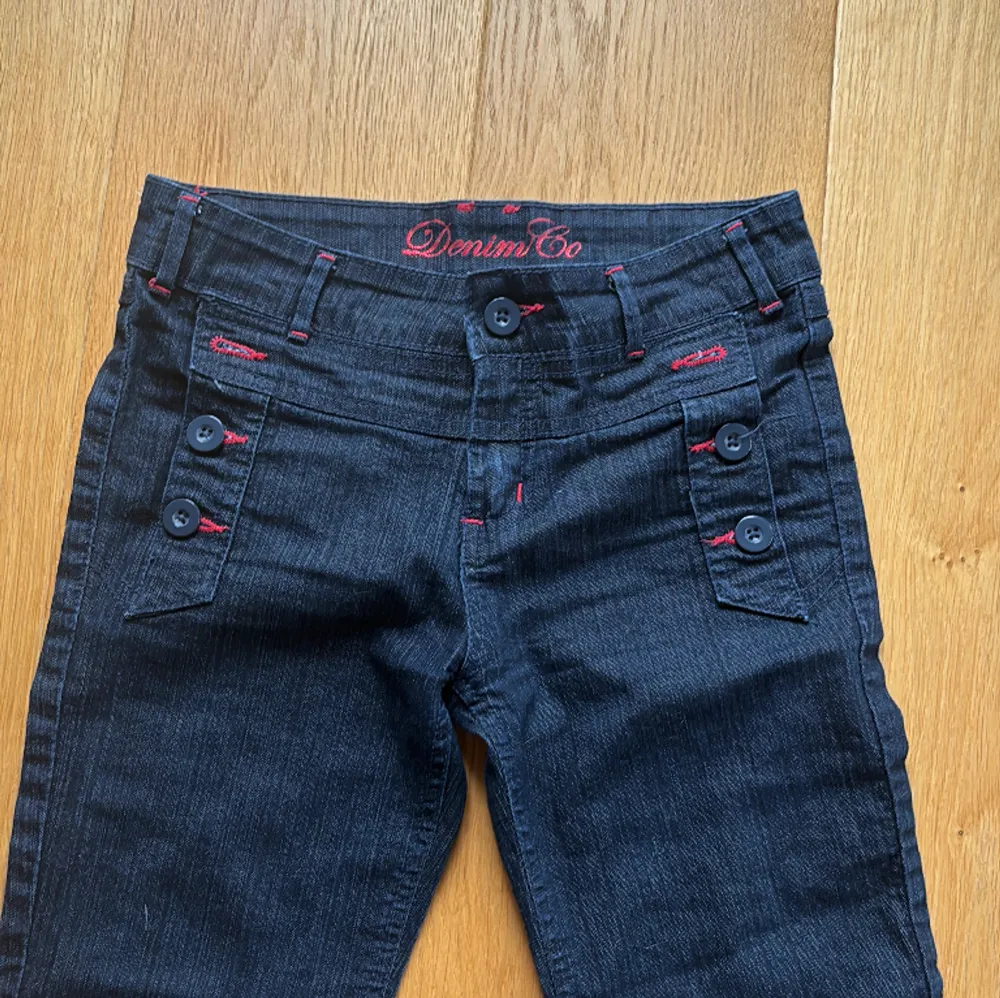 Säljer dessa skit coola bootcut jeansen med snygga detaljer och röda sömmar ❣️. Jeans & Byxor.