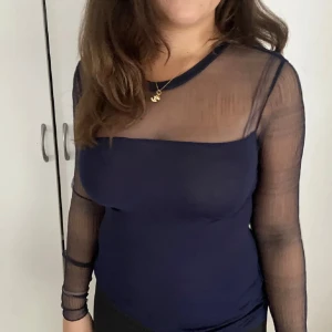 Fest topp - Skit snygg tröja som passar till flera tillfällen, kommer inte till användning av mig därför säljer jag💓