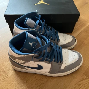 Air Jordan 1 Mid, Cement Grey - Skor från Nike-Jordan Köpta på Footlocker för 1499 kr Använda men fortfarande i mycket bra skick Lådan till skorna ingår Kom privat för fler bilder