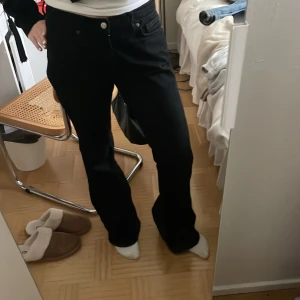 Lågmidjade jeans - Svarta Lågmidjade jeans från zara strl 38!! 150 kr +frakt, mycket fint skick!! Möts även upp i Stockholm 💗💗